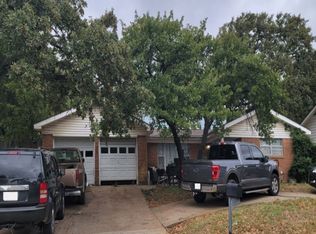 100 Stonegate Ct, Bedford, TX 76022