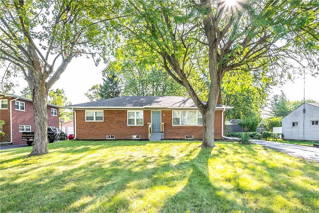 577 N Mitchner Ave photo 1