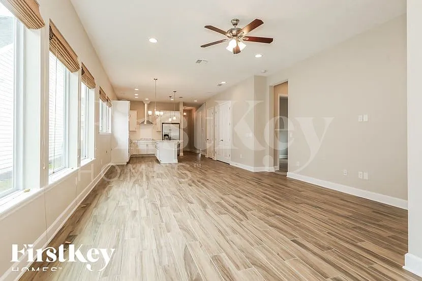 3 bed, 2.0 bath, 1649 sqft, $2,940 — Photo 4