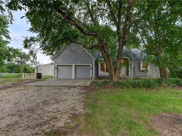 28385 Woodland Rd, Paola, KS 66071