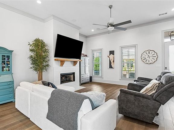 5th image of 124 Bay Tree Manor Dr
