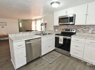 355 Swan Falls Rd APT B, Kuna, ID 83634