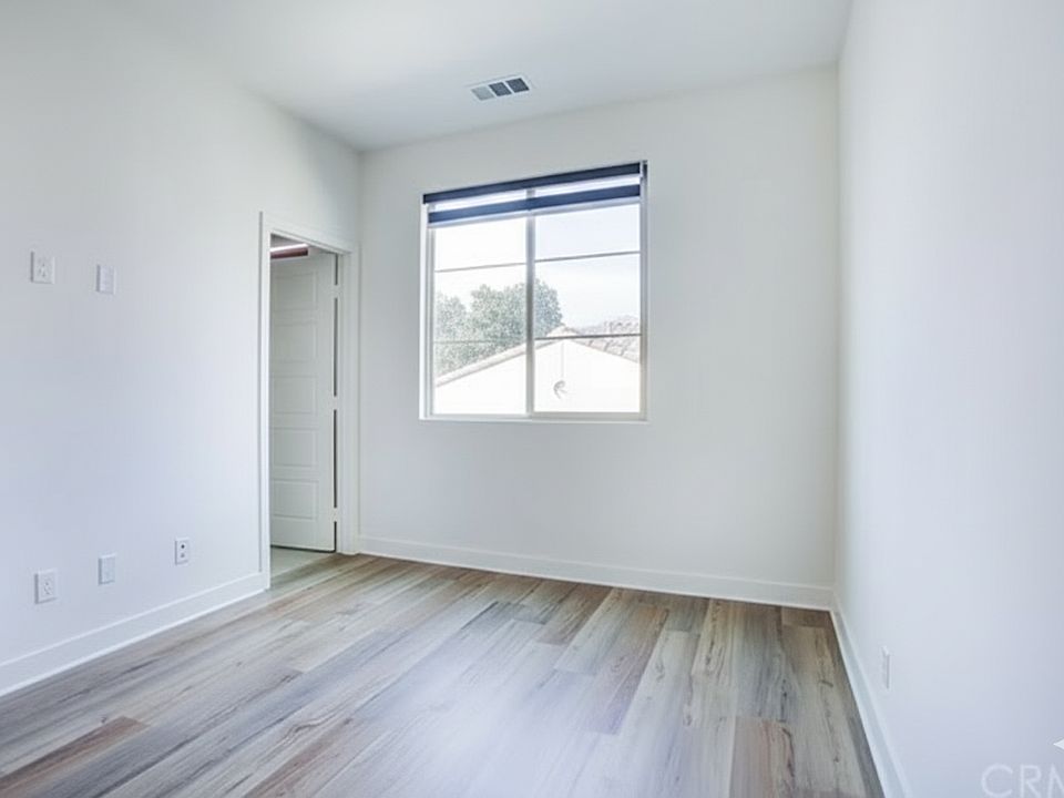 1st image of 34 Bedford Ct