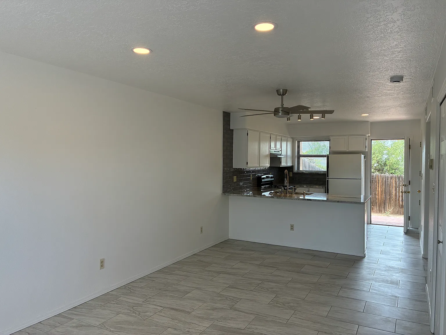 2 bed, 900 sqft, $1,600 — Photo 2