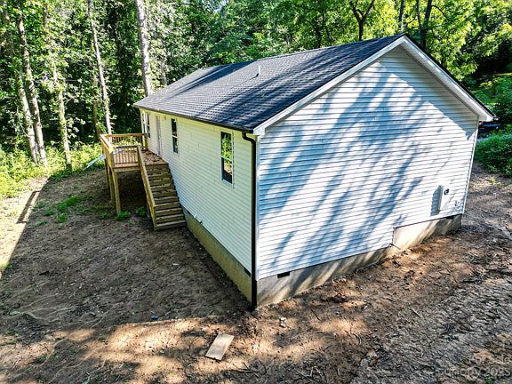 3rd image of 321 Lyndhurst Dr