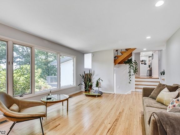 4th image of 34 Crestwood Dr