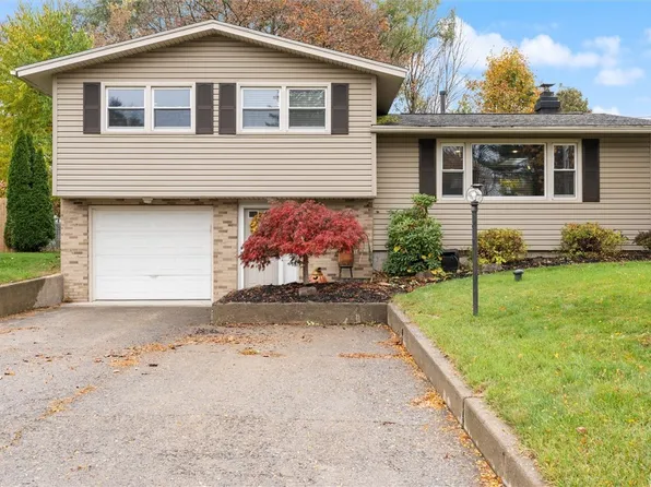 7421 Palmcrest Rd, North Syracuse, NY 13212