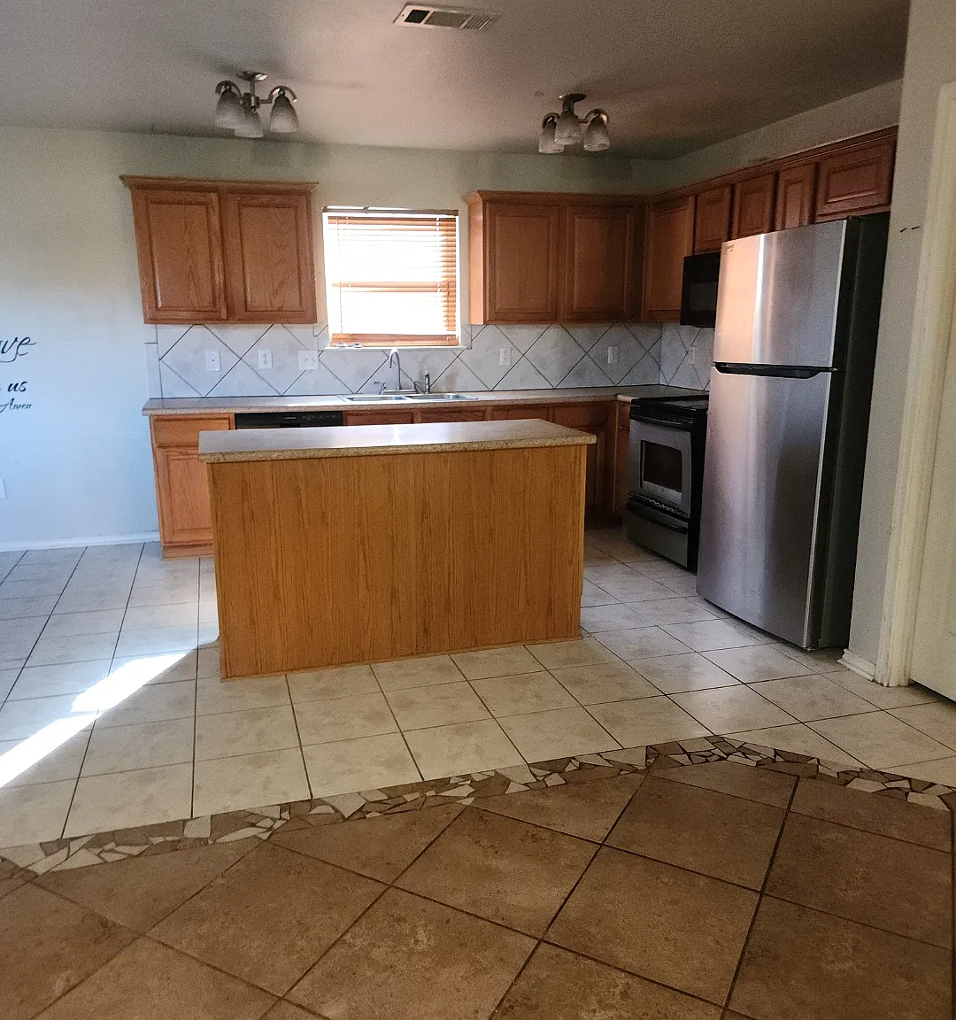 5 bed, 3411 sqft, $2,600 — Photo 3