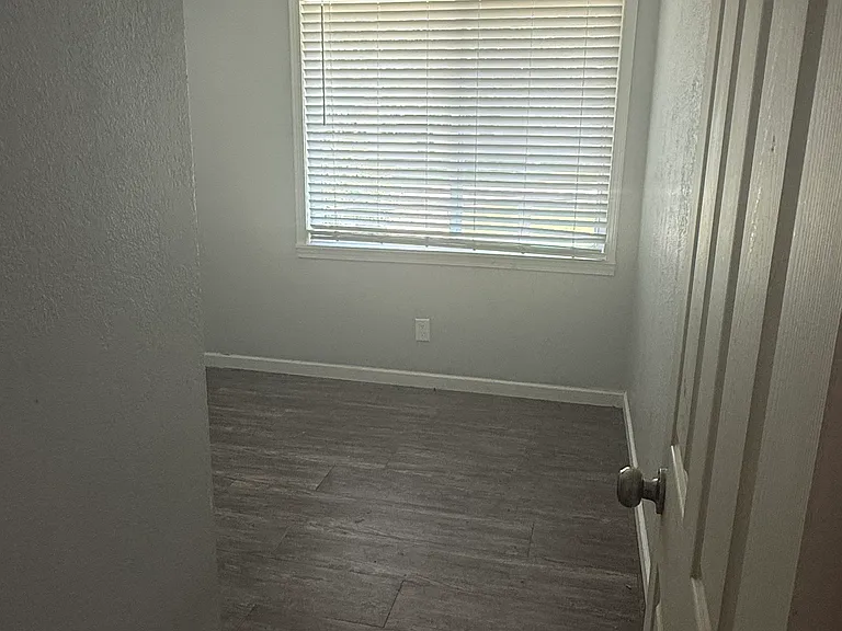 Sunshine St — Photo 10