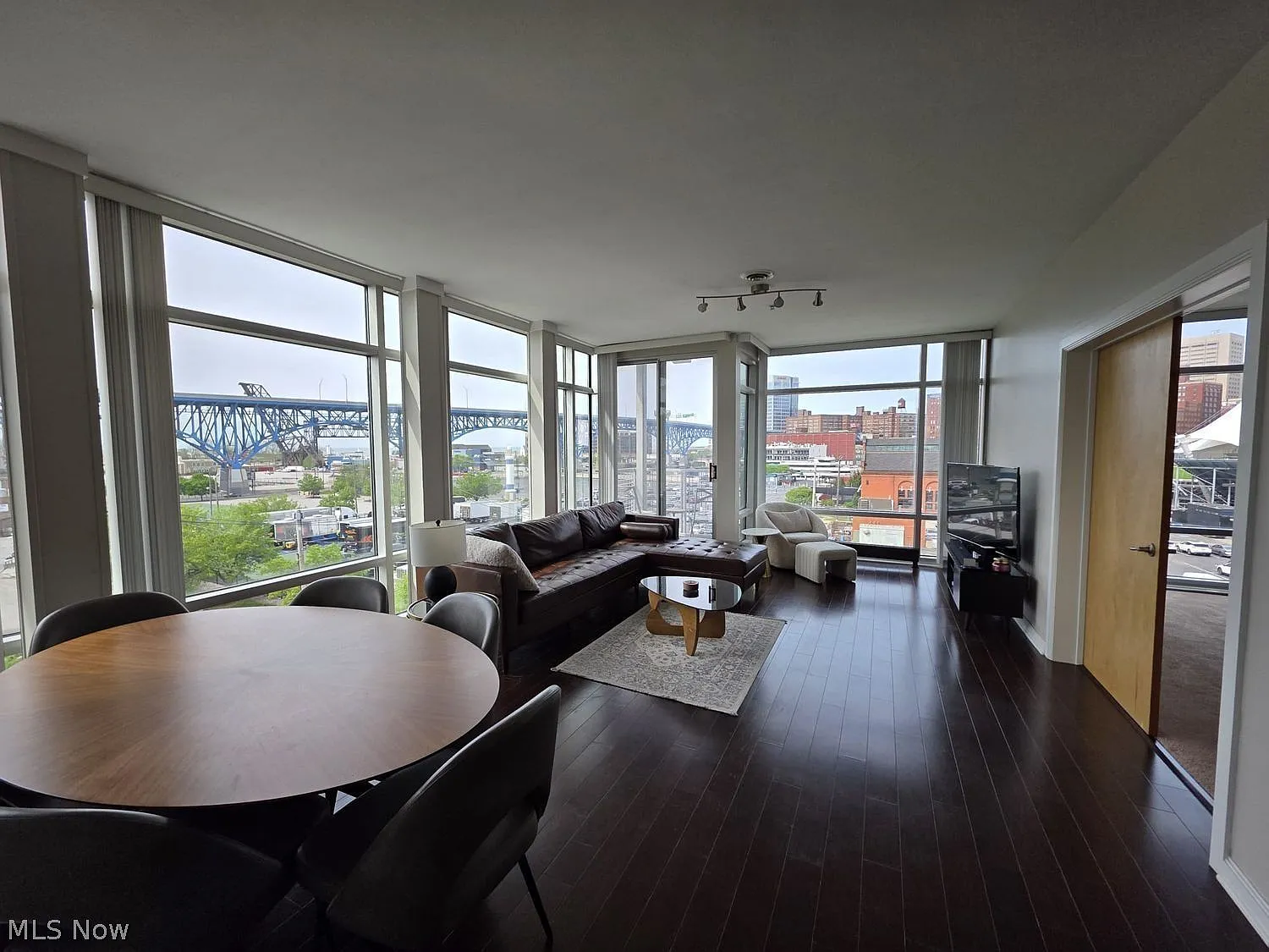 2 bed, 2.0 bath, 1141 sqft, $2,400 — Photo 2