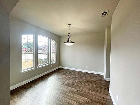 4th image of 2412 Eaton Dr