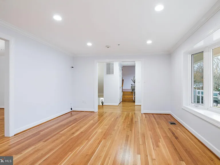 711 Lamberton Dr — Photo 6