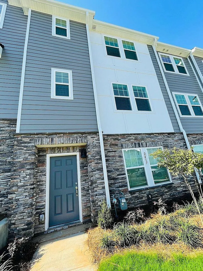 Room in 4 Bedroom Townhome at Arbor Loop Dr — Photo 1