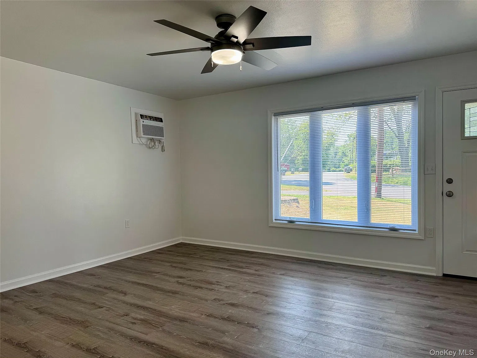 3 bed, 1.0 bath, 924 sqft, $2,500 — Photo 4