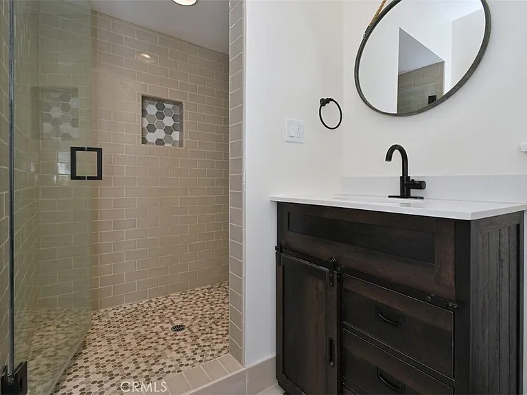 13902 Calvert St — Photo 43