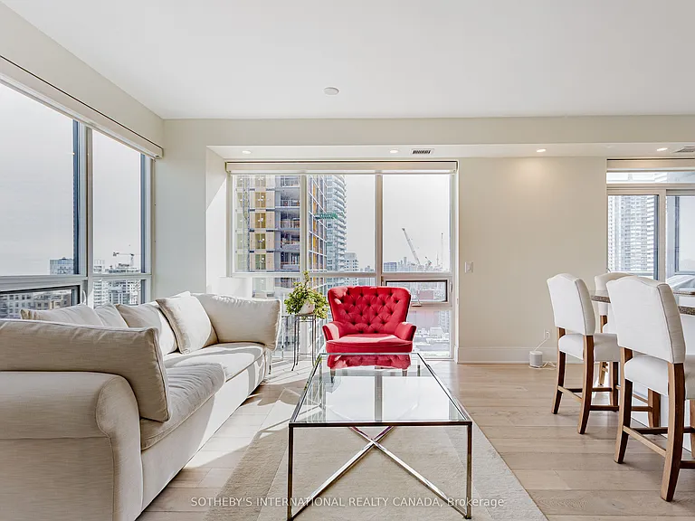 70 Roehampton Ave #2014 — Photo 8