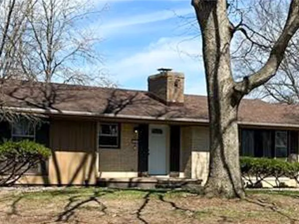 15 Lakeshore Dr, Danville, IL 61832