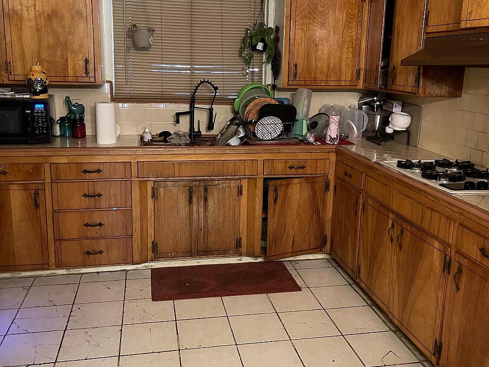 2nd image of 832 Page Ave