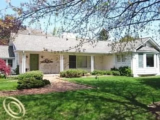 2120 W Long Lake Rd photo 1