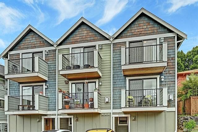 Great townhome with convenient parking