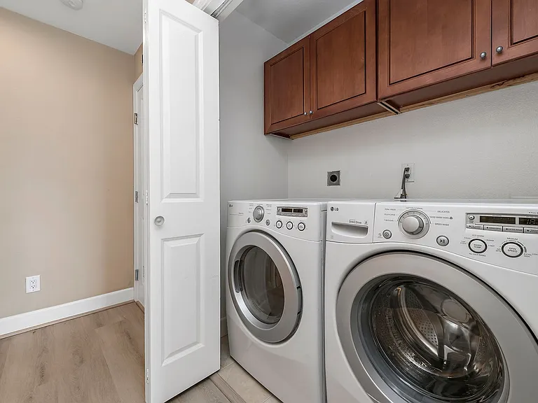 562 Lambert Ter — Photo 22
