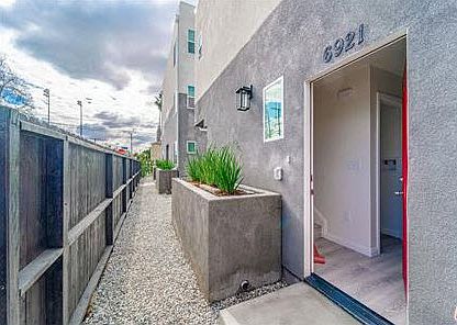 5th image of 6921 Menlo Ave