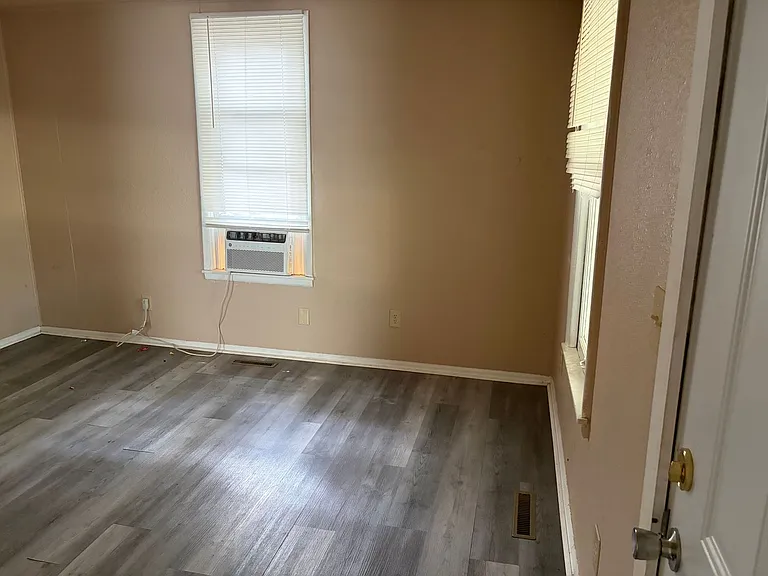2126 N Main Ave — Photo 3