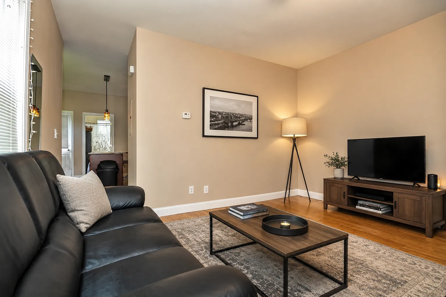 2 bed, 800 sqft, $2,500 — Photo 3
