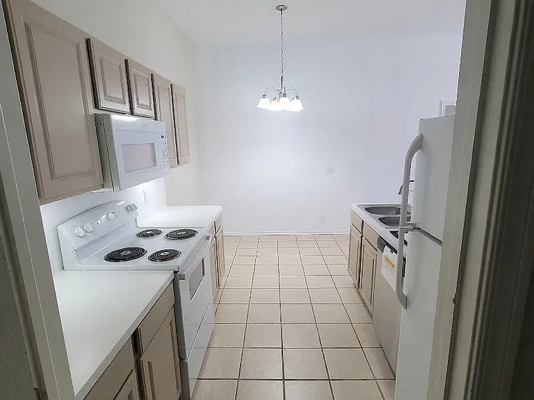 1217 Eastgate Dr — Photo 3