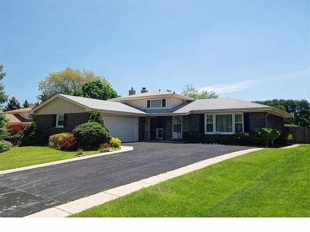 1107 W Willow Ln photo 1