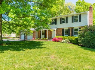 102 Applegate Dr, Sterling, VA 20164