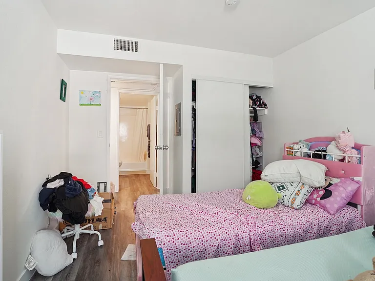 Sylvan Apartments — Photo 36