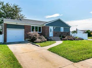 23 Plainview Rd, Farmingdale, NY 11735