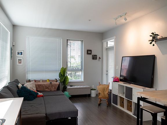 4th image of 2670 E Library Ln #506