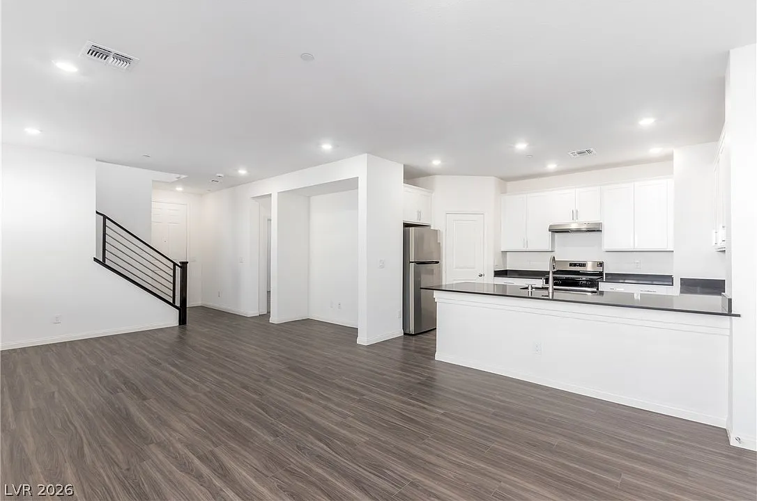 4 bed, 3.0 bath, 2040 sqft, $2,423 — Photo 3