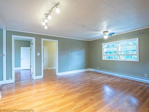 3rd image of 3024 SE Tacoma St #1B-1Ba-800Sqft