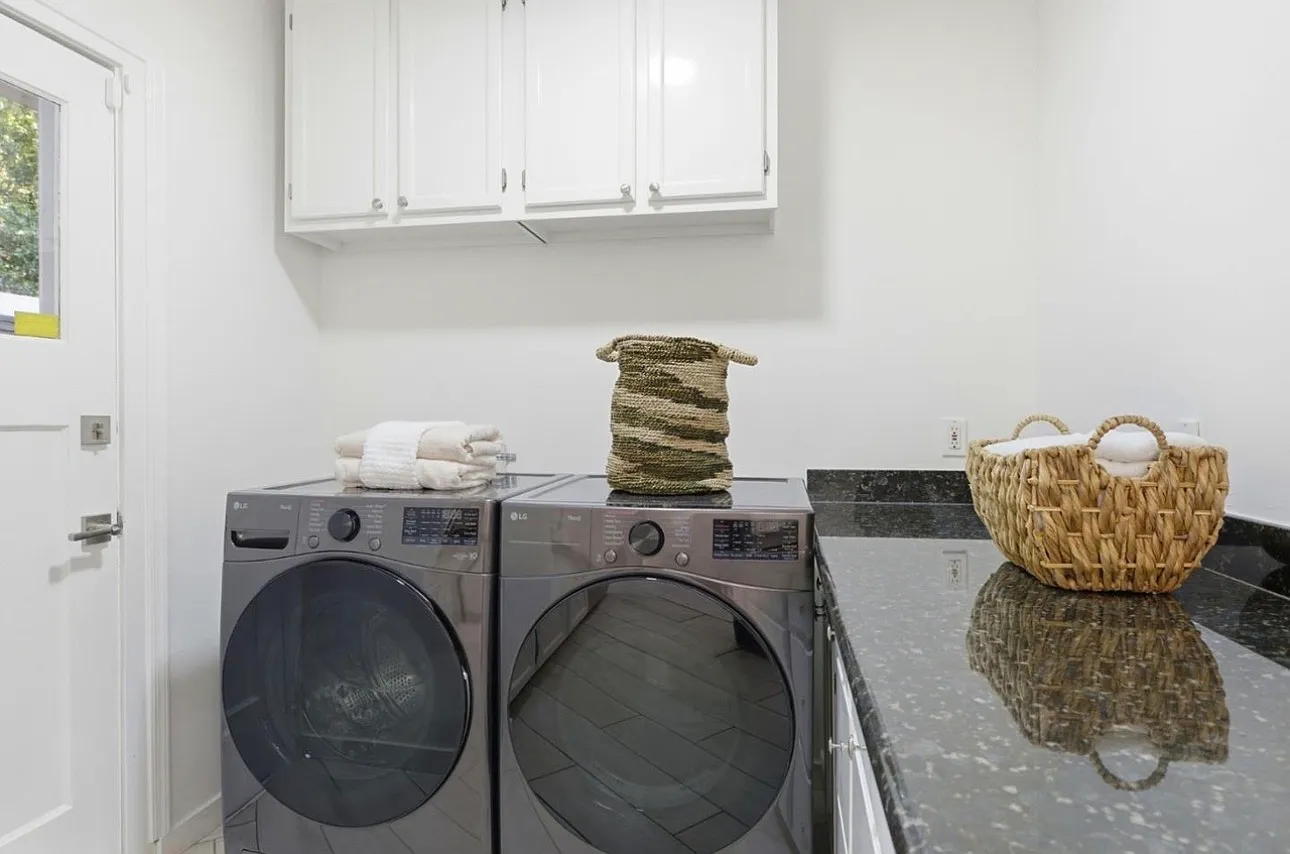 Studio, 350 sqft, $3,500 — Photo 4