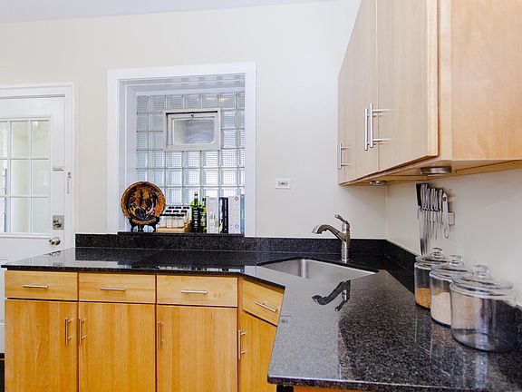 5th image of 6454 N Damen Ave APT 3