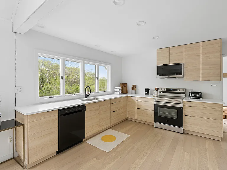 34 Seaside Ave — Photo 3