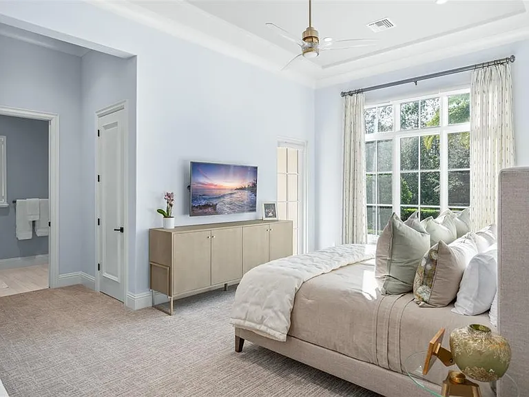 10331 Los Feliz Dr — Photo 46