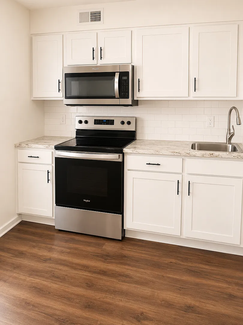 Your New Highlands Home Awaits! Leasing Special $250 Off Of First Month's Rent! — Photo 2