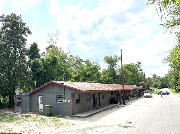 E Oak St APT E, Jesup, GA 31546