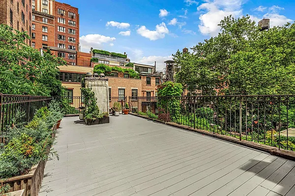 Rented by Sotheby's International Realty | media 10