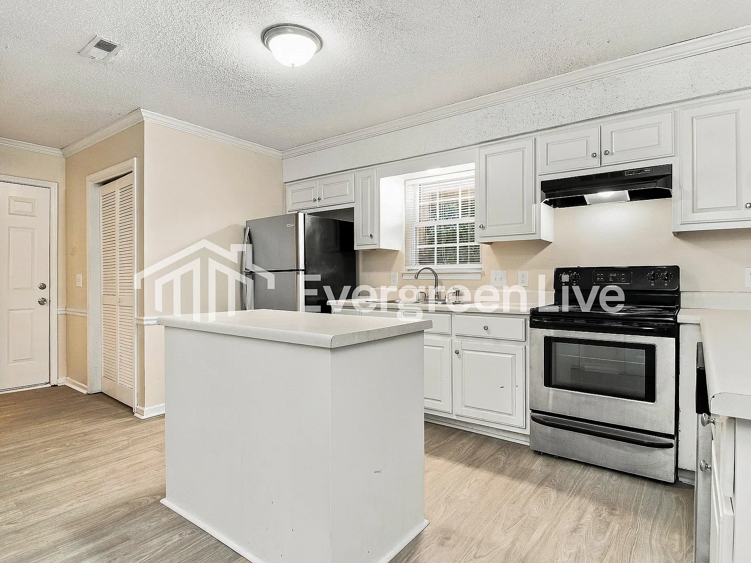 4 bed, 3.0 bath, 2200 sqft, $1,995 — Photo 4