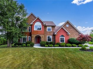121 Summershade Ct, East Amherst, NY 14051