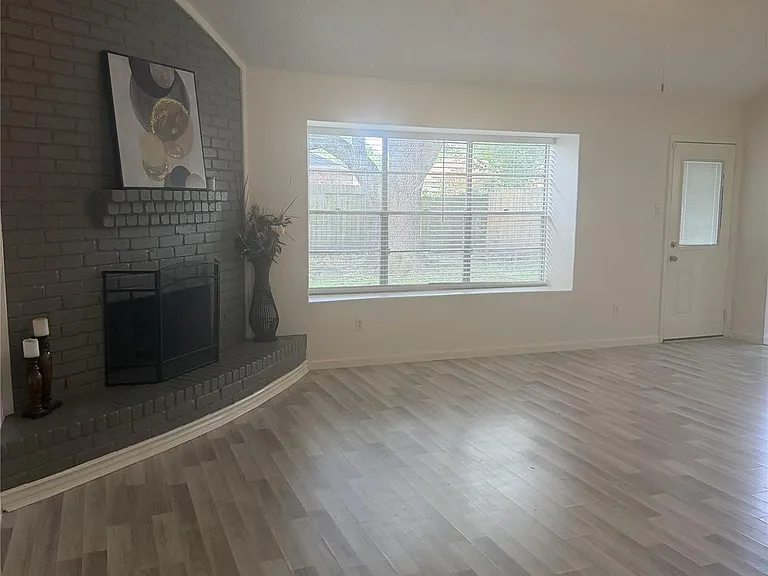 1211 Twining Oaks Ln N — Photo 3