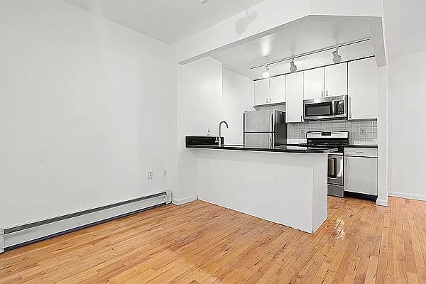 1st image of 190 E 7th St APT 318