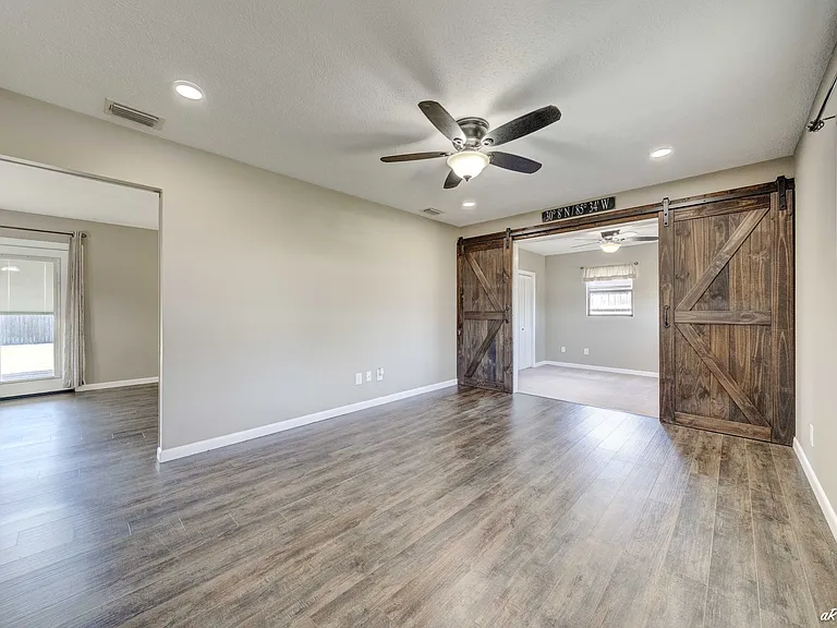 114 S Kimbrel Ave — Photo 2
