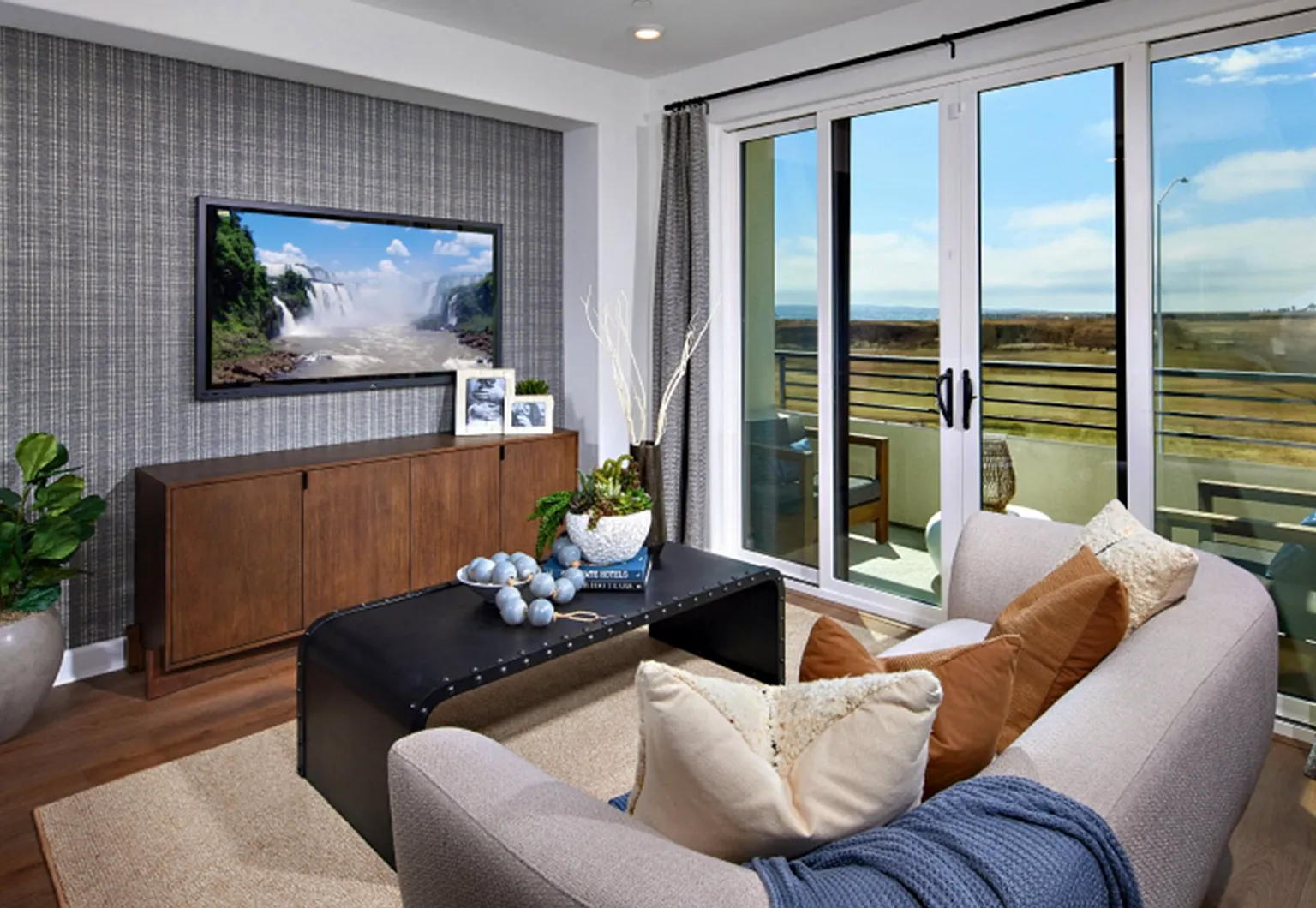 Large new home in desirable South Bay Epoca Master Planned Community — Photo 3