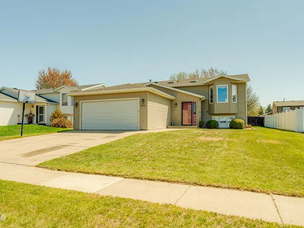 2631 Yorktown Dr, Bismarck, ND 58503